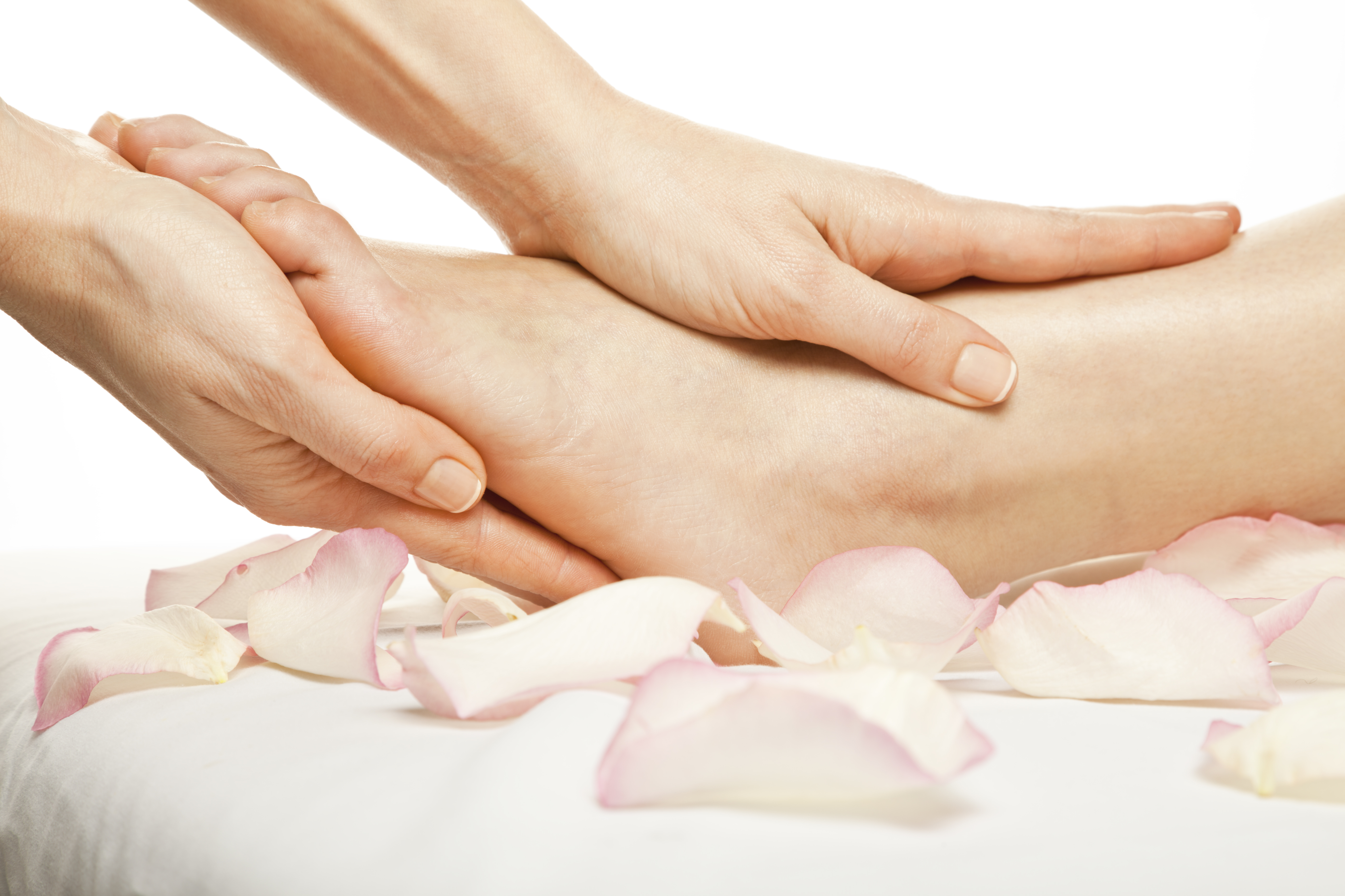 Gently massage. Массаж ног. Массаж ног лепестки роз. Нежные женские ноги на массаже. Нежный массаж ног.